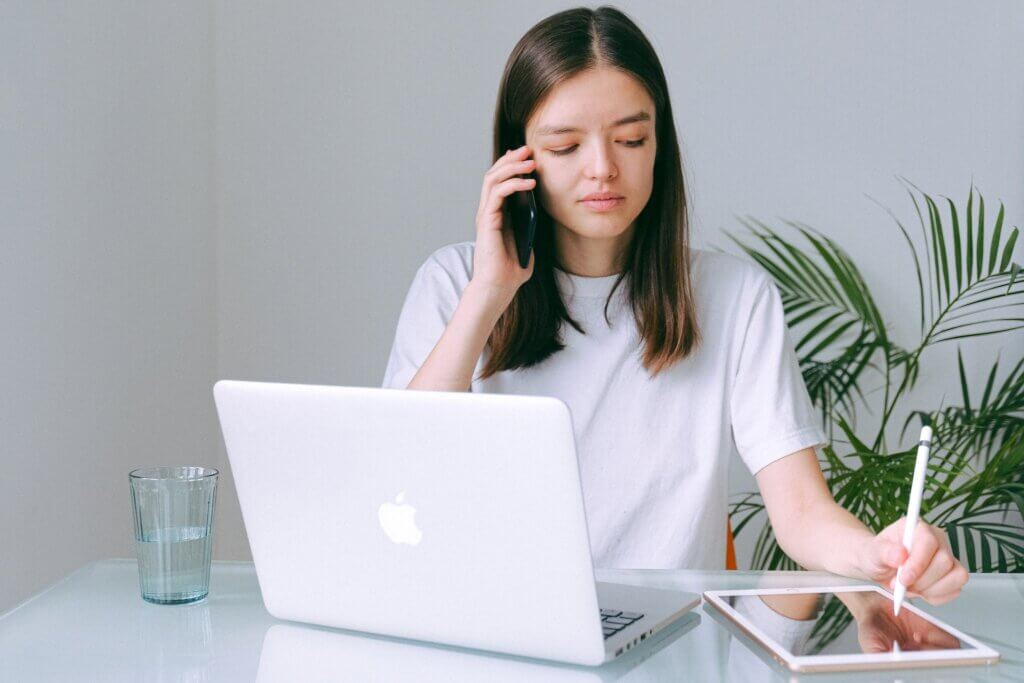 A woman works remotely on a side hustle for stay-at-home moms.